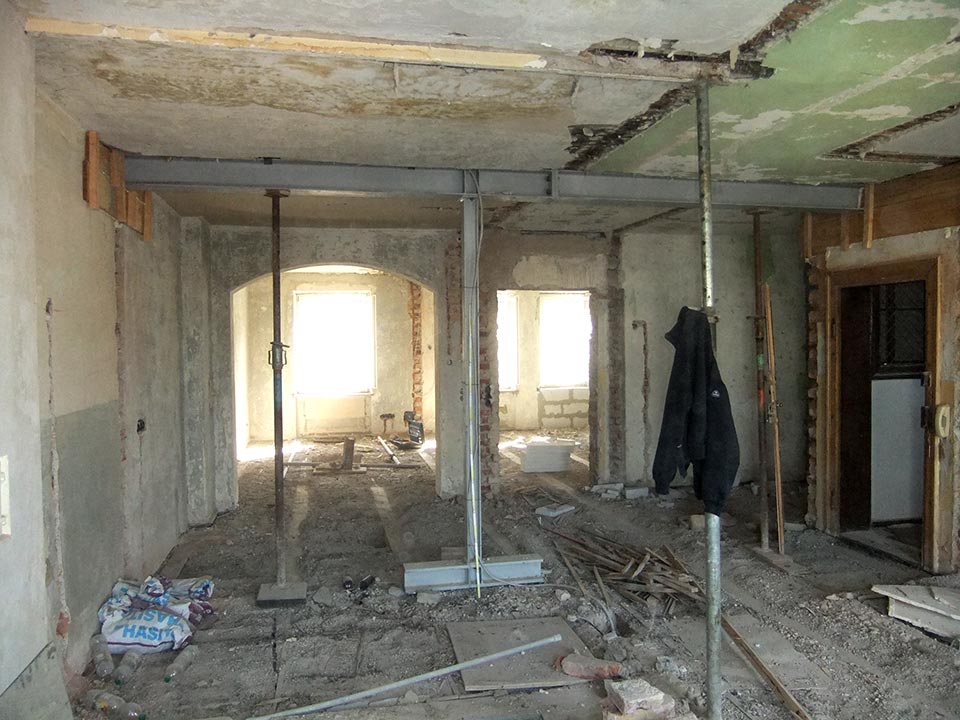 Stahlunterzug mit Stütze